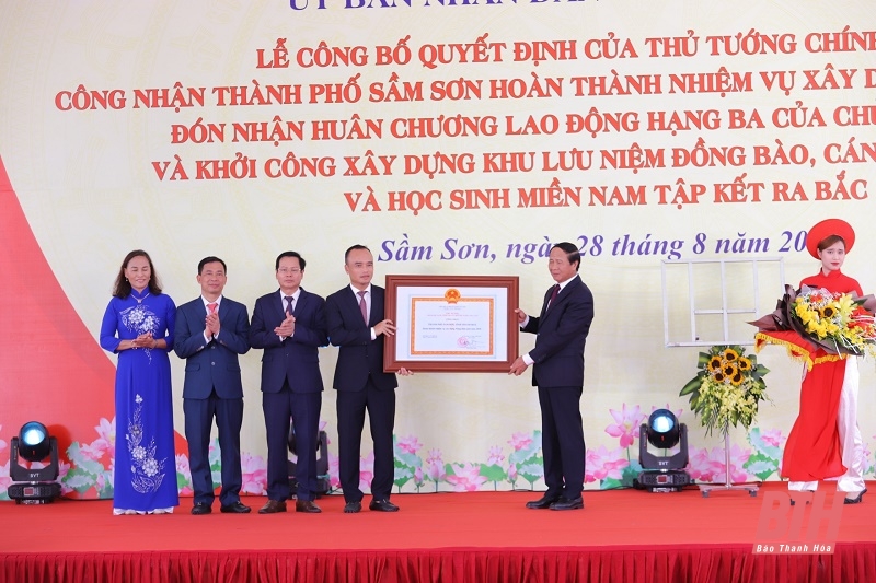 Khởi công Khu lưu niệm đồng bào, cán bộ, chiến sĩ và học sinh miền Nam tập kết ra Bắc; công bố Quyết định công nhận TP Sầm Sơn hoàn thành nhiệm vụ xây dựng NTM